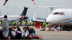 Klimaaktivisten blockieren Privatjets auf dem Flughafen Schiphol