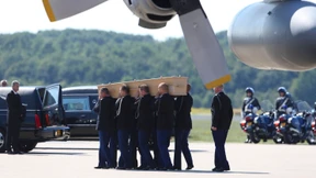 Königspaar nimmt die toten Landsleute in Empfang