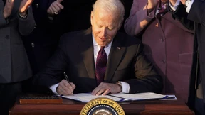 Biden unterzeichnet das größte Investitionspaket seit den 1950er Jahren