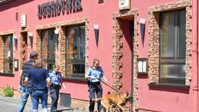 Spezialkräfte überwältigen psychisch Kranken in Restaurant