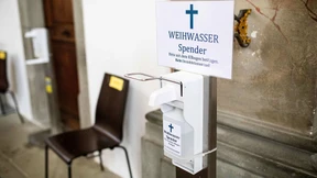 Wallfahrtskirche montiert kontaktlosen Weihwasserspender
