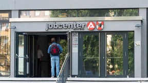 Mit dem Porsche zum Jobcenter