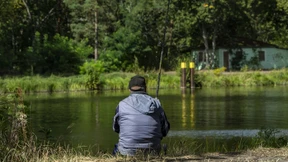Mann angelt Handgranate aus dem Rhein
