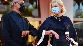 Ein roter Teppich mit Maske und Abstand