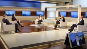 Empört vor dem Fernseher