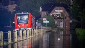 Zugverkehr in Hochwasser-Regionen massiv eingeschränkt