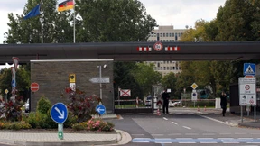 Unterst sprach zum Oberst . . .