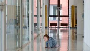 Arbeitsplatz mit Vollzeitbaby