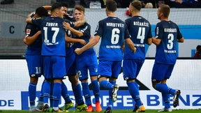 Ein Balljunge und Mark „Uth, Uth“ 