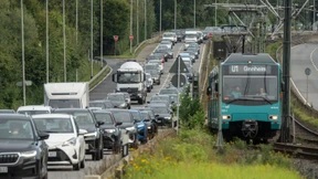 Den knappen Platz auf der Straße verteilen