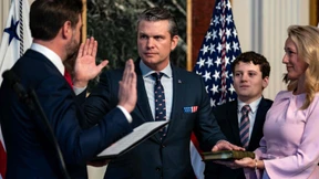 Umstrittener Trump-Kandidat Pete Hegseth vereidigt