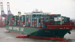 „CSCL Globe“ legt in Hamburg an