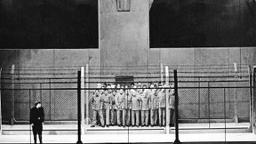 Hinter Stacheldraht und Mauerwerk