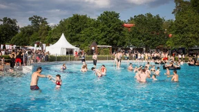Massentanz im Frankfurter Stadionbad