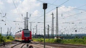 Junge stirbt durch Stromschlag an Oberleitung