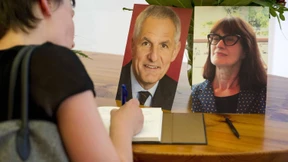 Sechs Stühle bleiben leer