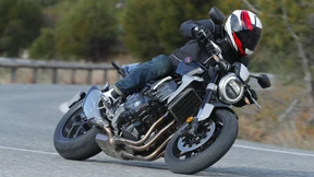 Tritt mit einem Lächeln