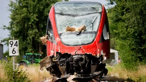 Millionenschaden bei Zusammenstoß auf Bahnübergang