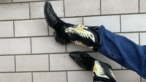 Was ist nur mit diesen Stiefeln los?