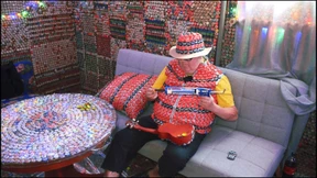 Dieser Frührentner schmückt sein Haus mit 130.000 Kronkorken