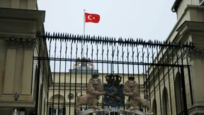 Mann hisst türkische Flagge in niederländischem Konsulat