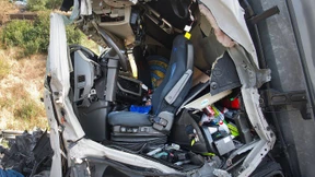 Führerhaus zertrümmert, zwei Lastwagenfahrer verletzt