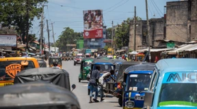 Junger Mann in Kenia zündet sich an