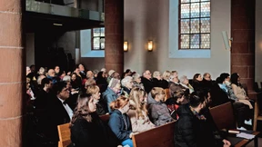 Bischöfin warnt vor Bedrohung der Demokratie