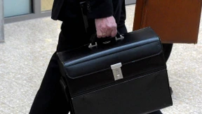 Jetzt sollen Aktionäre Manager-Gehälter eindämmen