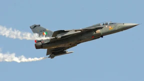 Indien präsentiert selbstgebautes Kampfflugzeug