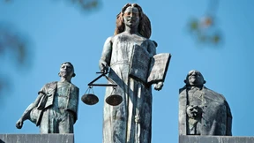 Mit Schlägen und Drohungen ins Auto gezwungen