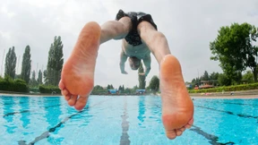Unbekannte kippen Windeln ins Freibad