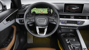 Hinter dem Lenkrad zeigt Google die Welt