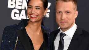 Er zeigt gern seine kleine Plauze