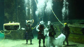 Schottische Unterwasserhochzeit in Brautkleid und Kilt