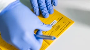 Mit selbst gefertigtem Stempel Impfpässe gefälscht