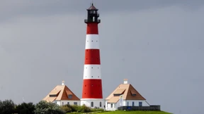 Zuerst sammelt sie Bernstein, dann brennt ihre Jacke