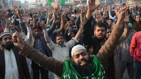 Regierung in Pakistan beugt sich dem Druck der Demonstranten