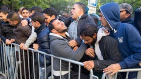 Sicherheitskräfte prügeln auf Flüchtlinge ein