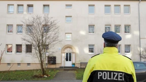 Frau versteckt zwei tote Säuglinge in der Wohnung