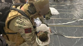 Bewegendes Foto zeigt gerettetes Baby im Arm eines Soldaten