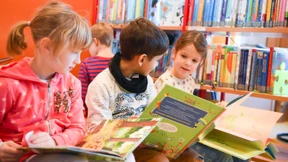 Schulstunde im Pausenhof