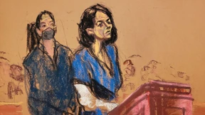 Ghislaine Maxwell arbeitet in der Bibliothek