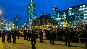 Protest gegen Pegida in Frankfurt eskaliert