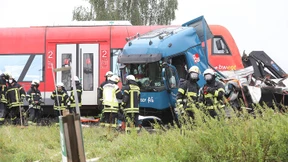 Elf Verletzte bei Kollision von Lastwagen und Regionalbahn