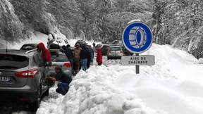 Tausende Urlauber schlafen in Notunterkünften