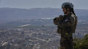 Manchmal zeigen Kinder den Soldaten den Mittelfinger