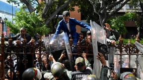 Guaido versucht über Zaun des Parlaments zu klettern