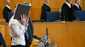 Er lächelt und schweigt