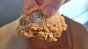 Britin findet frittierten Hühnerkopf im Essen